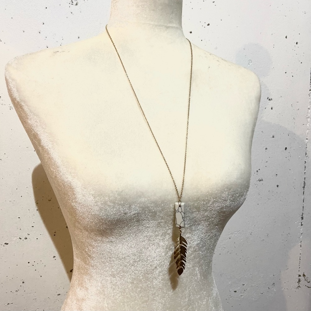 Like New Gold Feather Necklace